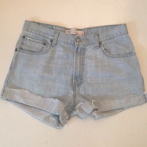 light wash levi’s shorts